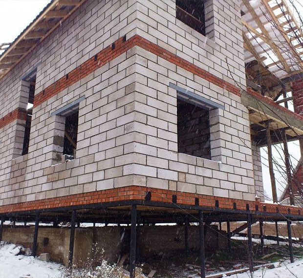Монтаж свайно-винтового фундамента под дом из пеноблока в Коломне